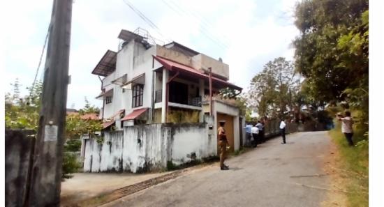 පොඩි ලැසීට අයත් නිවසක් හා ඉඩමක් පරිහරණය අත්හිටුවයි